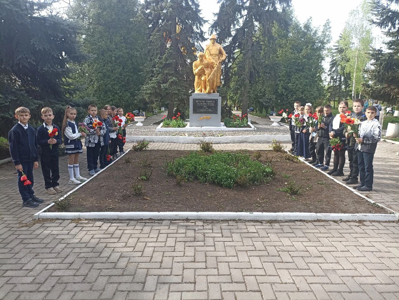 Школьники Ждановки продолжают участвовать в проекте «Без срока давности».