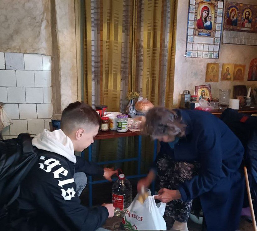 Молодежь Ждановки оказала помощь пожилой жительнице города.