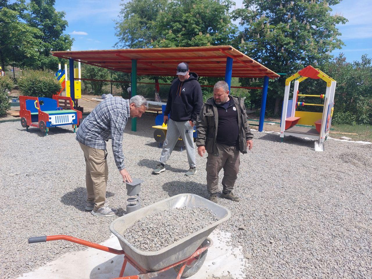 Магаданские строители продолжают работы в детском саду в Ждановке.