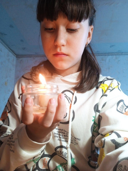 Обучающиеся школы № 2 Ждановки присоединились к акции Свеча в окне» и «Цветок памяти» в память о жертвах теракта в «Крокус Сити Холле».