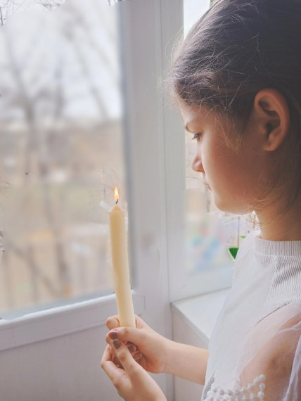 Обучающиеся школы № 2 Ждановки присоединились к акции Свеча в окне» и «Цветок памяти» в память о жертвах теракта в «Крокус Сити Холле».