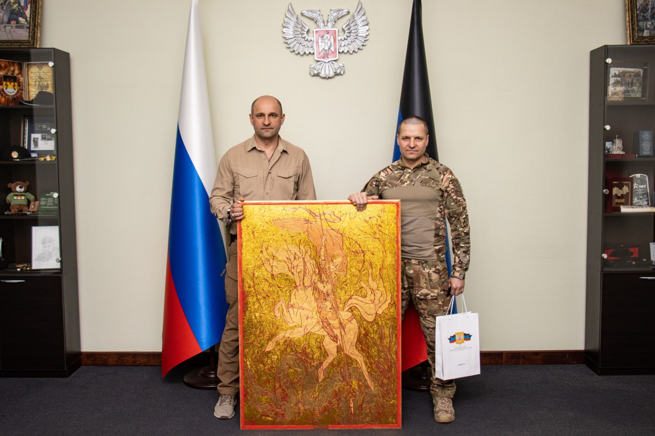 Заслуженный художник России подарил Народному Совету свою картину.