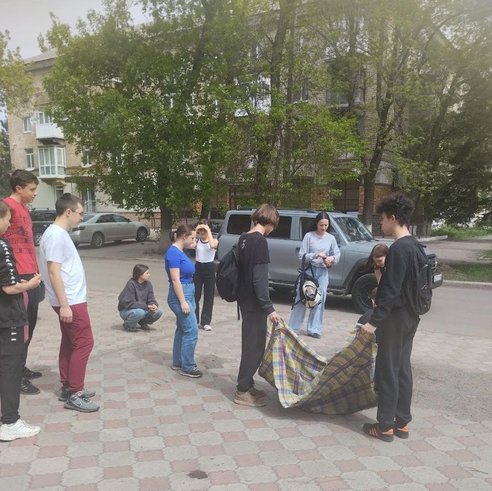 Школьники Ждановки поучаствовали в субботнике.