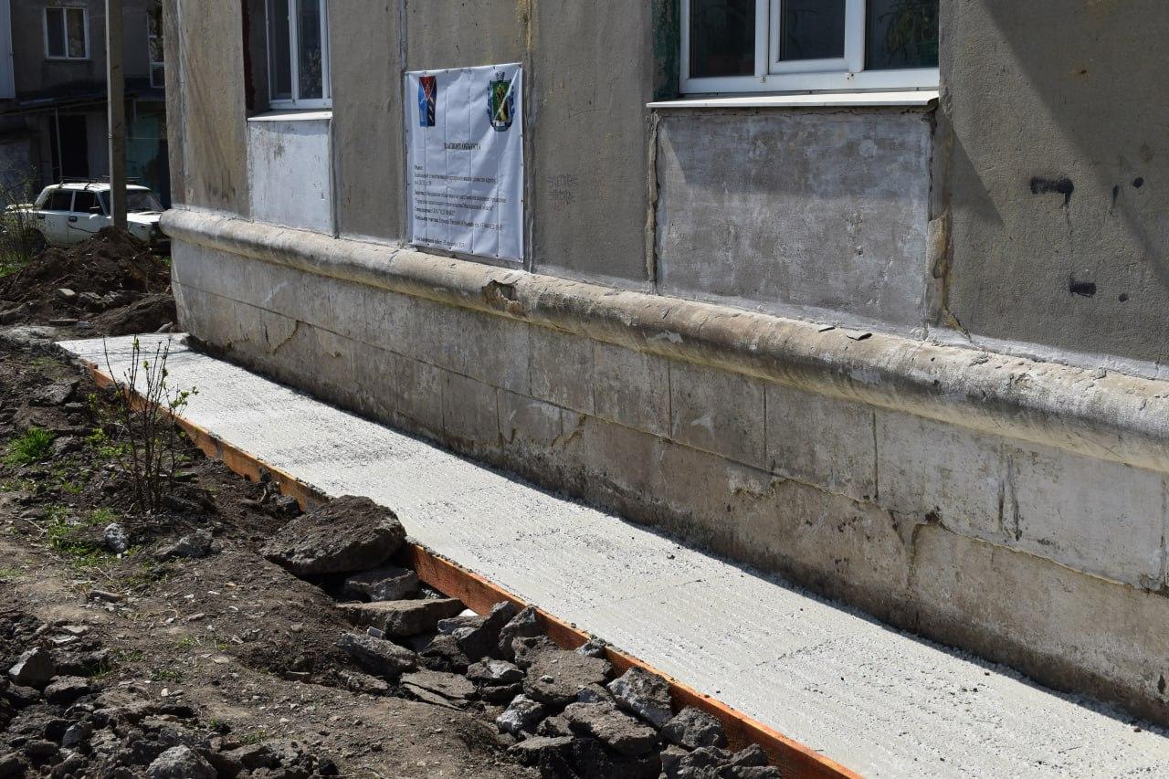 Магаданские специалисты завершили капремонт отмосток двух домов в Ждановке.